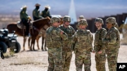 ARCHIVO: oldados estadounidenses en Sunland Park, Nuevo México, cerca de la frontera con México, el 3 de febrero del 2025