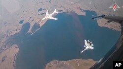 ภาพการซ้อมลาดตระเวนทางอากาศระหว่างจีนและรัสเซียเมื่อเดือนกรกฎาคม 2024 (ที่มา: Russian Defense Ministry Press Service via AP)