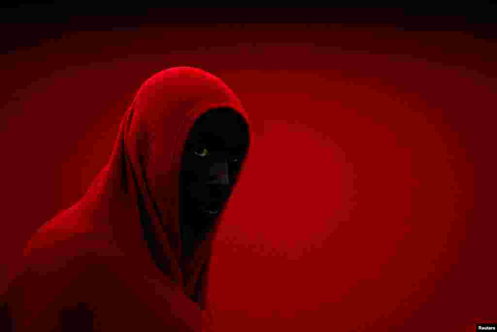 ជន​ចំណាកស្រុក​ម្នាក់​នៃ​ក្រុម​ដែល​ត្រូវ​បាន​ស្ទាក់​ចាប់​នៅ​សមុទ្រ​ ឈរ​ក្នុងជួរ​បន្ទាប់​ពី​បាន​មកដល់​ទូក​សង្រ្គោះ​នៅ​កំពង់​ផែ​ Motril ភាគ​ខាងត្បូង​ប្រទេស​បារាំង។