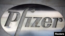 Logo Pfizer di kantornya di kawasan Manhattan borough, New York, 29 Oktober 2015. (REUTERS/Carlo Allegri)