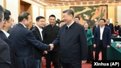 2025年2月17日，中國國家主席習近平在北京出席民營企業座談會時與民營企業家代表握手。