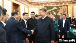 2025年2月17日，中國國家主席習近平在北京出席民營企業座談會時與民營企業家代表握手。