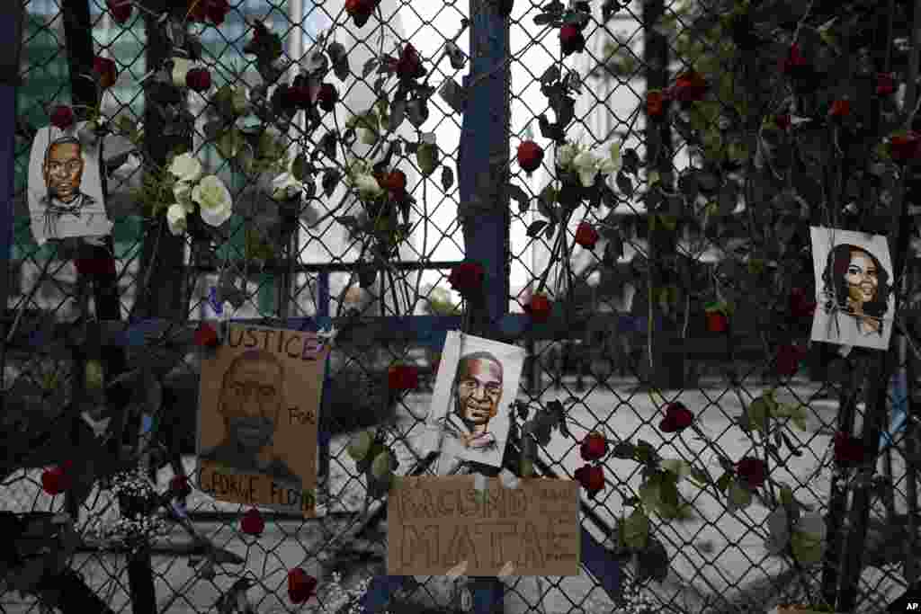 រូប​របស់​លោក George Floyd អម​ទៅ​ផ្កាកូលាប និង​ស្លាក​សញ្ញា​ដែល​សរសេរ​ថា &laquo;ការប្រកាន់​ពូជសាសន៍​ពណ៌សម្បុរ នាំ​ឲ្យ​មាន​ការសម្លាប់​នៅ​ទូទាំង​ពិភពលោក&raquo; ត្រូវ​បាន​ដាក់​នៅ​លើ​របាំង​សន្តិសុខ​នៅ​ខាងក្រៅ​ស្ថានទូត​សហរដ្ឋ​អាមេរិក​ក្នុង​ទីក្រុង​ម៉ិកស៊ីកូ​ស៊ីតធី កាលពី​ថ្ងៃសៅរ៍​ទី ៣០ ខែឧសភា​ឆ្នាំ ២០២០។ (AP) 