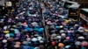 Manifestantes contrarios al gobierno con paraguas participan en una marcha en Hong Kong, el domingo 6 de octubre de 2019. (AP Foto/Vincent Yu)