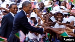 D&#226;n Tanzania ch&#224;o mừng Tổng thống Obama (phải) v&#224; Tổng thống Kikwete của Tanzania