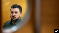 Шумер рече дека Зеленски бил поканет да зборува преку видео на доверлив брифинг за да можат оние на состанокот „директно да слушнат од него што точно е во прашање“ и да им помогнат на законодавците да гласаат за нацрт-законот што вклучува милијарди долари нова помош за Украина