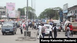Circulation automobile et piétons un terminus de transport public à Kinshasa, en République démocratique du Congo, le 1er mars 2018.