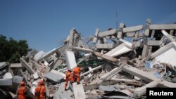 Tim SAR Indonesia terus melakukan pencarian korban dan penyintas di sekitar hotel Roa Roa, Palu, Sulawesi Tengah, 1 Oktober 2018. (Foto: Antara/Basri Marzuki/ via REUTERS)