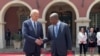 El presidente de Estados Unidos, Joe Biden, estrecha la mano del presidente angoleño, Joao Lourenco, antes de su reunión en el Palacio Presidencial en Luanda el 3 de diciembre de 2024.