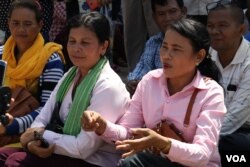 អ្នកស្រី សេង រ័ត្នមុនី (ស្តាំដៃ)អតីតមេឃុំជ្រៃ ស្រុកមោងឬស្សី និងអ្នកស្រី លឿម អឿប អតីតមេឃុំមោងឬស្សី ក៏ត្រូវបានតុលាការកោះហៅឲ្យចូលបំភ្លឺនៅថ្ងៃទី២៤ ខែឧសភា ឆ្នាំ២០១៩។ (ស៊ុន ណារិន/VOA Khmer)