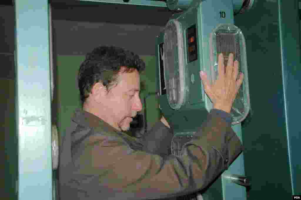 To exit the exclusion zone, all persons must have their radiation level checked by an automated device. Here VOA correspondent Steve Herman gets the all clear, Chernobyl, Ukraine, March 19, 2014. (Steve Herman/VOA) &nbsp;