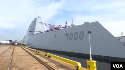 美国海军所称最先进朱姆沃尔特号导弹驱逐舰2016年10月13日停靠在巴尔的摩外港 (美国之音/黎堡)