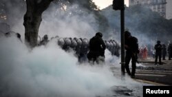 Agentes del orden resguardan alrededor del Congreso Nacional, durante protestas, mientras los senadores debaten el proyecto de ley de reforma económica del presidente argentino Javier Milei, conocido como el "proyecto de ley ómnibus", en Buenos Aires, el 12 de junio de 2024.