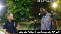 Rekaman CCTV menunjukkan ketika polisi Atlanta Garrett Rolfe berbicara dengan Garrett Rolfe, Jumat (12/6). 