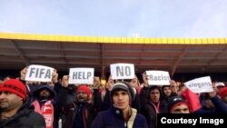 "Traktor" azarkeşləri stadionda daha əvvəl də irqçi şüarların səsləndirilməsinə etiraz ediblər, lakin məsələ hələ də həllini tapmayıb.