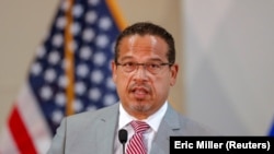 Jaksa Agung Minnesota Keith Ellison mengumumkan tuntutan baru terhadap polisi Derek Chauvin dan tiga mantan petugas kepolisian lainnya yang terlibat kasus kematian pria Afrika-Amerika, George Floyd, saat dalam pengawasan polisi, di St. Paul, Minnesota, 3 Juni 2020. 