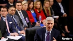 Calon hakim MA, hakim Neil Gorsuch bersaksi di hadapan Komite Judisial Senat dalam sidang dengar di Capitol Hill, Washington, D.C., AS tanggal 21 Maret 2017 (foto: REUTERS/Joshua Roberts)