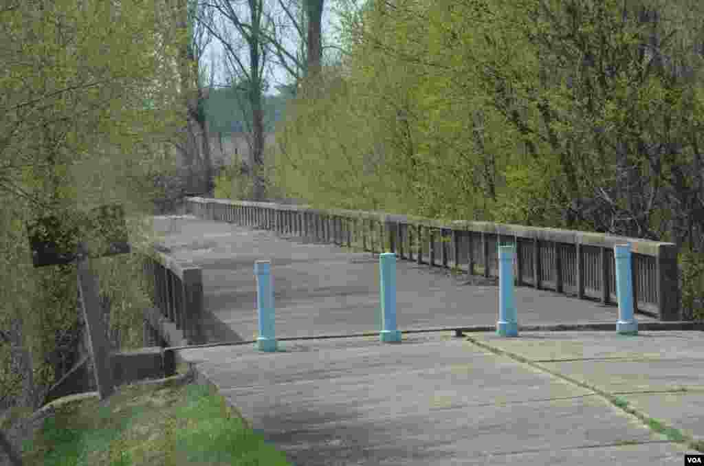 Bridge of No Return across the Military Demarcation Line (MDL) in the DMZ where prisoners were exchanged at the end of the Korean War, April 17, 2013. (VOA/S. Herman)