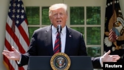 Presiden AS Donald Trump berbicara di halaman Gedung Putih.