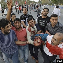 Salah seorang demonstran anti pemerintah terluka akibat tembakan pasukan keamanan, Jumat (18/2).