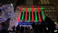 Suasana di depan Bursa Efek New York di Distrik Keuangan New York, Selasa, 10 Desember 2024. (Peter Morgan/AP)