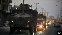 Dimanche, le régime de Bachar al-Assad, qui entretient des rapports tendus avec la minorité kurde mais a dénoncé l'opération d'Ankara, a annoncé l'envoi de troupes dans le nord pour "affronter" l'"agression" turque.