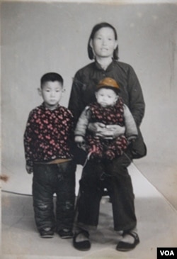 坐在妈妈膝盖上只有几个月大的小光诚，那时还是个视力健全的孩子。