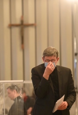 Uskup Agung Köln Rainer Maria Woelki menghadiri konferensi pers tentang laporan pelecehan oleh para pastor di Köln, Jerman, Kamis, 18 Maret 2021.