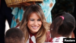 Ibu Negara AS, Melania Trump menyapa anak-anak saat mengunjungi sebuah rumah sakit di Accra, Ghana, 2 Oktober 2018.