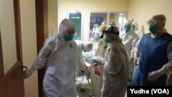 Simulasi penanganan pasien terjangkit virus Corona n-CoV 2019 di RS Dr. Moewardi Solo, Jumat, 31 Januari 2020. (Foto: VOA/Yudha)