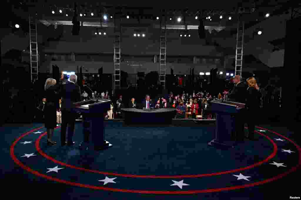 Los participantes junto a sus esposas posan para las cámaras en el escenario al final del primer debate presidencial en la Universidad Case Western Reserve en Cleveland, Ohio.