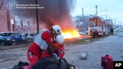 扎波罗热州军事管理当局2025年1月8日公布的照片显示，急救人员在为一名因俄罗斯空袭而受伤的男子实施复苏术。