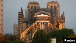 Pekerjaan perbaikan di Katedral Notre Dame yang rusak terbakar sekitar stahun lalu di Paris, Perancis, 7 April 2020. 