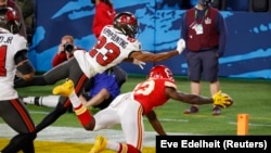 Un joueur de Kansas City Chiefs (maillot rouge) tente de récupérer une passe dans la surface de réparation de Tampa Bay durant le Super Bowl, le 7 février 2021. 