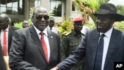 Wapres Sudan Selatan Riek Machar (kiri) dan Presiden Salva Kiir di Juba (foto: dok). Riek Machar melarikan diri karena khawatir akan keselamatannya. 