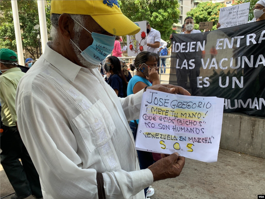 Emilio Rodríguez decidió unirse a la petición del sector salud. En su pancarta, le pide al beato venezolano José Gregorio Hernández que "meta" su mano. Foto: Luisana Solano - VOA.