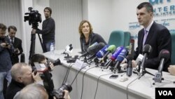 Miliarder Rusia, Mikhail Prokhorov (kanan) saat mengumumkan pencalonan di Moskow untuk maju sebagai Presiden Rusia menantang PM Putin (12/12).