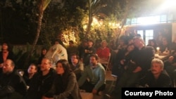 Listeners enjoying a backyard house concert at the Polish Plantation (Photo: Simone McSparran)