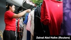 Seorang Pekerja Rumah Tangga (PRT) asal Indonesia tampak bekerja di rumah majikannya di Kuala Lumpur, Malaysia, pada 26 Juni 2009. (Foto: Reuters/Zainal Abd Halim)