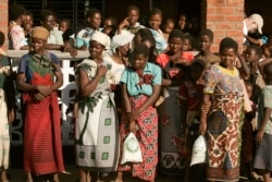 Perempuan Malawi tengah berdiri di Kazembe di luar Lilongwe, 20 April 2007. (Photo: REUTERS/Siphiwe Sibeko)