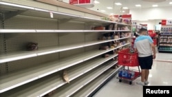 Prazni rafovi u prodavnici u Kisimiju na Floridi