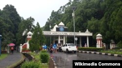 Pintu Gerbang Masuk Kawasan Institut Pertanian Bogor (IPB). (Foto: Wikipedia/Davidelit)