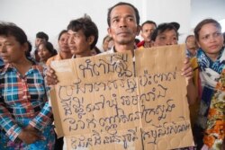 FILE - Families displaced by Phnom Penh Sugar company traveled from Kampong Speu province to submit a petition for an intervention from the Ministry of Land Management, Urban Planning and Construction, in Phnom Penh, on Friday, August 12, 2016. ( Leng Len/VOA Khmer)