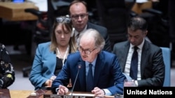 Intumwa idasanzwe ya ONU muri Siriya, Geir Pedersen (hagati kuri micro) 