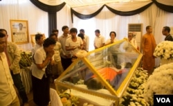 FILE - Cambodians pay respect to a slain political analyst Kem Ley at Wat Chas pagoda in Phnom Penh, July 19, 2016. (Leng Len/VOA Khmer)
