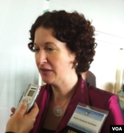 Karin Karlekar, Periset Senior dan Managing Editor lembaga Freedom House.