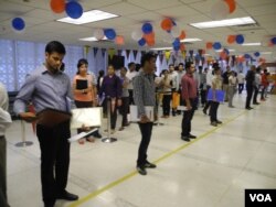FILE - Indian students line up at American Embassy in New Delhi for student visas, June 19, 2014. (Anjana Pasricha/VOA)