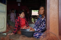 អ្នកស្រី​ ពុធ រីណា អាយុ​៣៥​ឆ្នាំ ជា​ប្អូន​ស្រី​ម្នាក់​របស់​ថាវី ដែលសម្រេច​ចិត្ត​ប្តូរ​មុខ​របរពី​នេសាទ​ត្រីទឹក​សាប​ ទៅរកស៊ីចិញ្ចឹម​ត្រីវិញ​ ឬហៅ​ថា​ធ្វើ​វារី​រប្បកម្ម​។ អ្នកស្រី ចាប់ផ្តើម​របរ​នេះ​ពី​ឆ្នាំ​២០១៥។ ថត នៅ​ថ្ងៃ​ទី​២៦ ខែ​កញ្ញា​ ឆ្នាំ​២០២១។ (ខាន់​សុគុំមនោ/វីអូអេ)