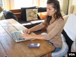 Medical student Raquel Kronen works on her Wikipedia editing project. (VOA / Jan Sluizer)