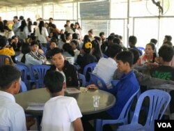 រូបឯកសារ៖ ក្រុម​យុវសិស្ស​ថ្នាក់ទី​១២​ នៅ​វិទ្យាល័យ​មេសាង​របស់​ខេត្តព្រៃវែង​ ប្រមាណ​៤០០នាក់​មក​ធ្វើ​ទស្សនកិច្ច​សិក្សា​នៅសាលាក្តី​ខ្មែរក្រហម​ ថ្ងៃទី​២៩ ខែ​វិច្ឆិកា​ ឆ្នាំ​២០១៩។ (ហ៊ុល រស្មី/វីអូអេ)